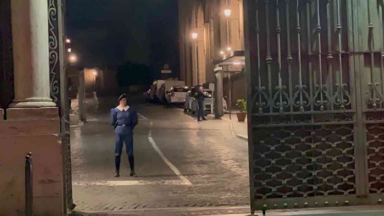 Paura in Vaticano, auto forza un varco