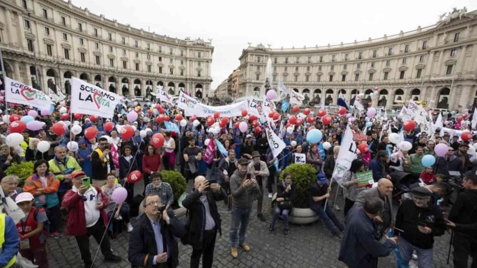 A Roma il popolo della vita. «Noi dalla parte di piccoli, ultimi e scartati»