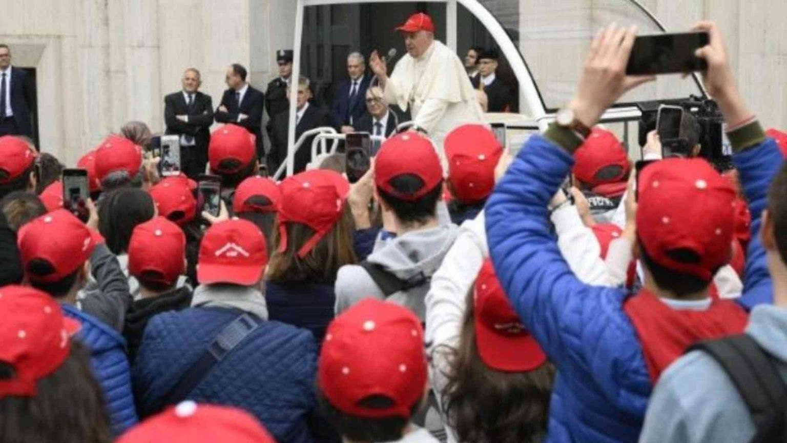 l Papa ai cresimandi: il diavolo è felice se sparliamo e litighiamo