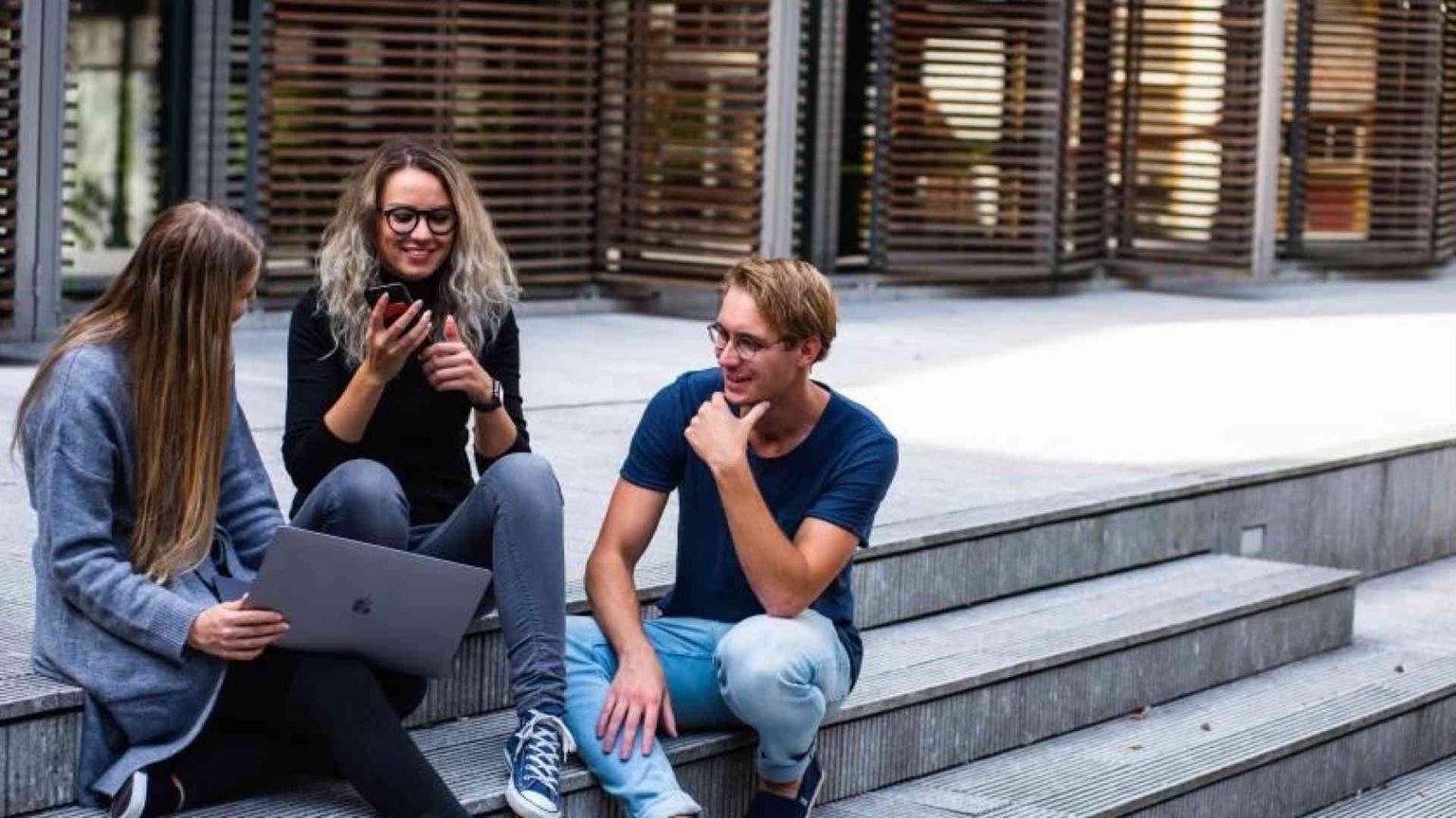 «Gli smartphone ci isolano, comunichiamo con il cuore»