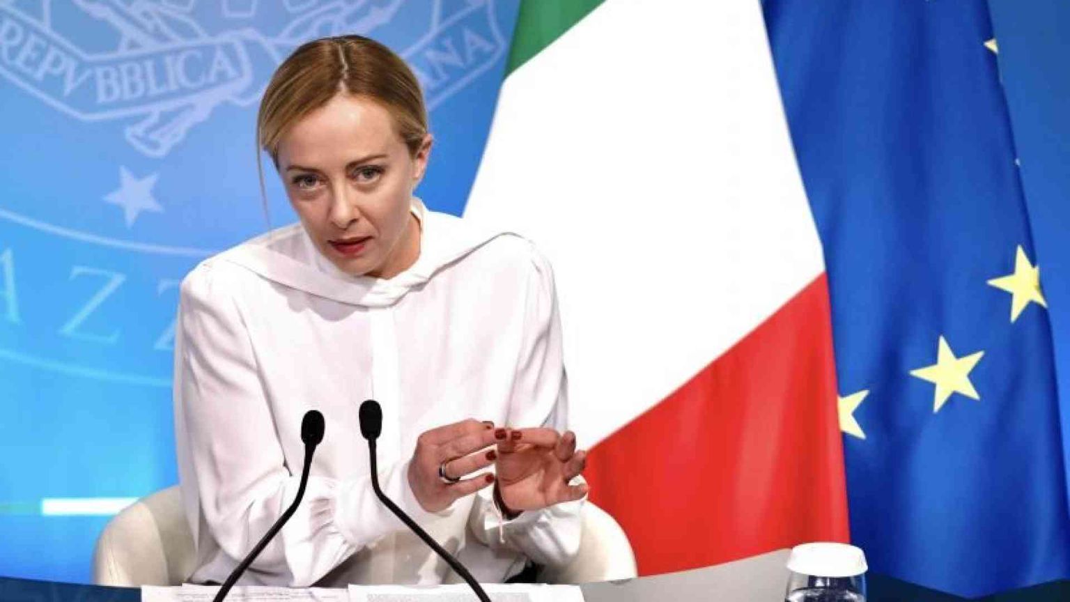 Meloni archivia la flat tax ma scivola sull'evasione: «No al pizzo di Stato»