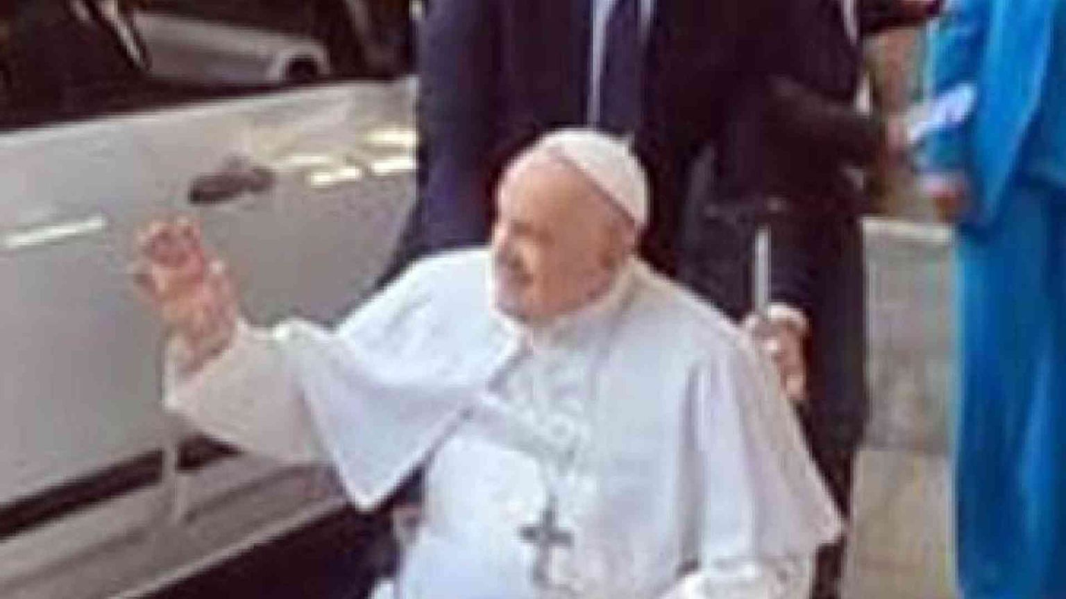 Il Papa nella sede Rai di Saxa Rubra. Accolto con un "Viva il Papa"