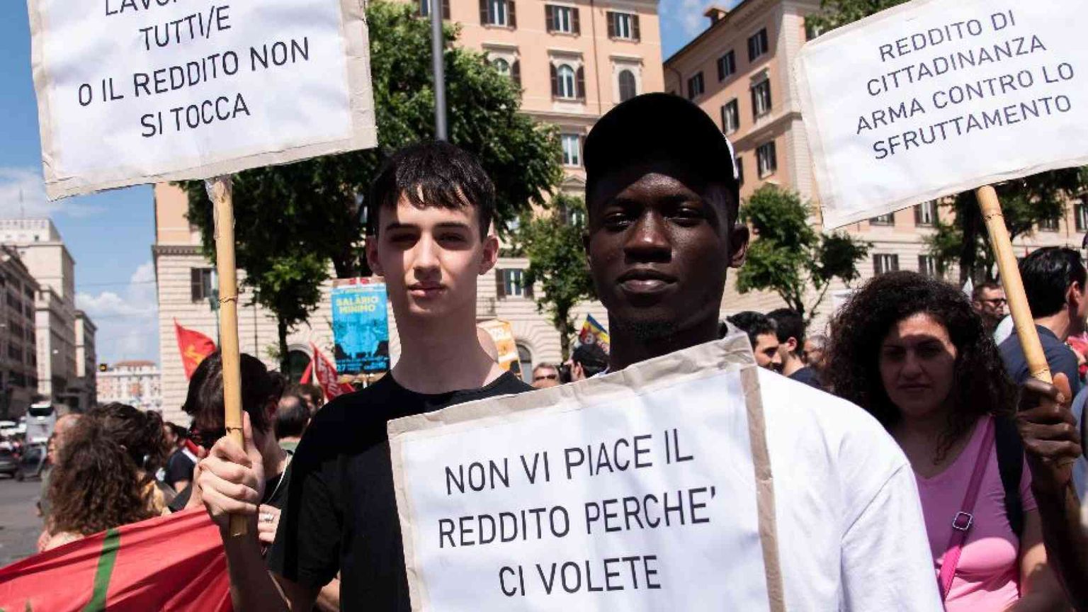 Nel nuovo reddito restano alte le barriere per gli stranieri