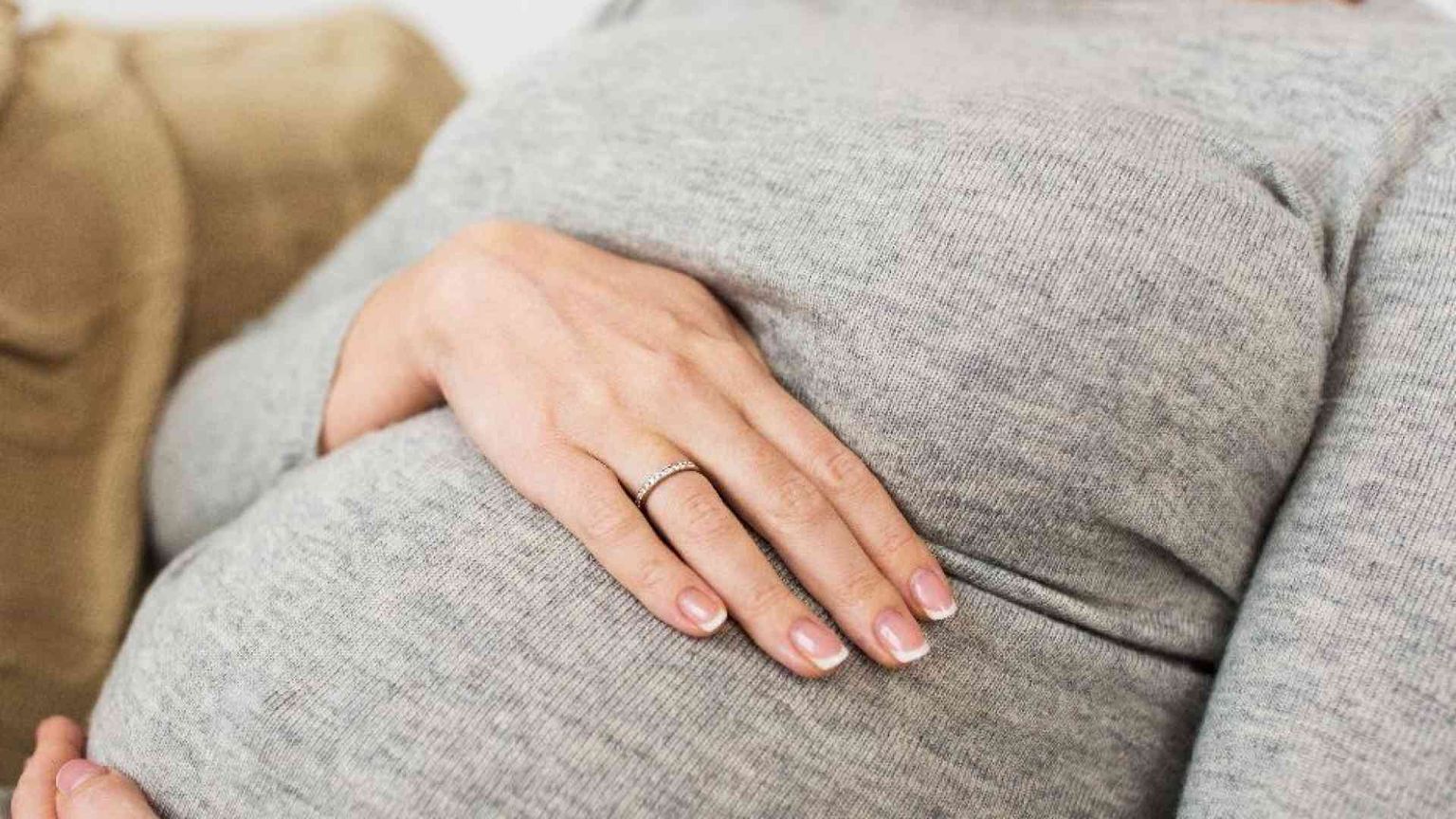 Utero in affitto come «reato universale», primo sì in Commissione