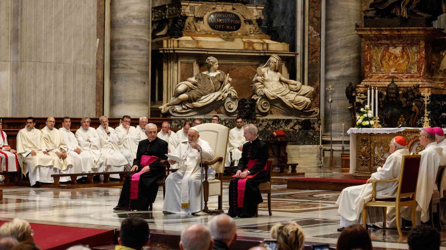 Il Papa: Dio non crea santi in laboratorio