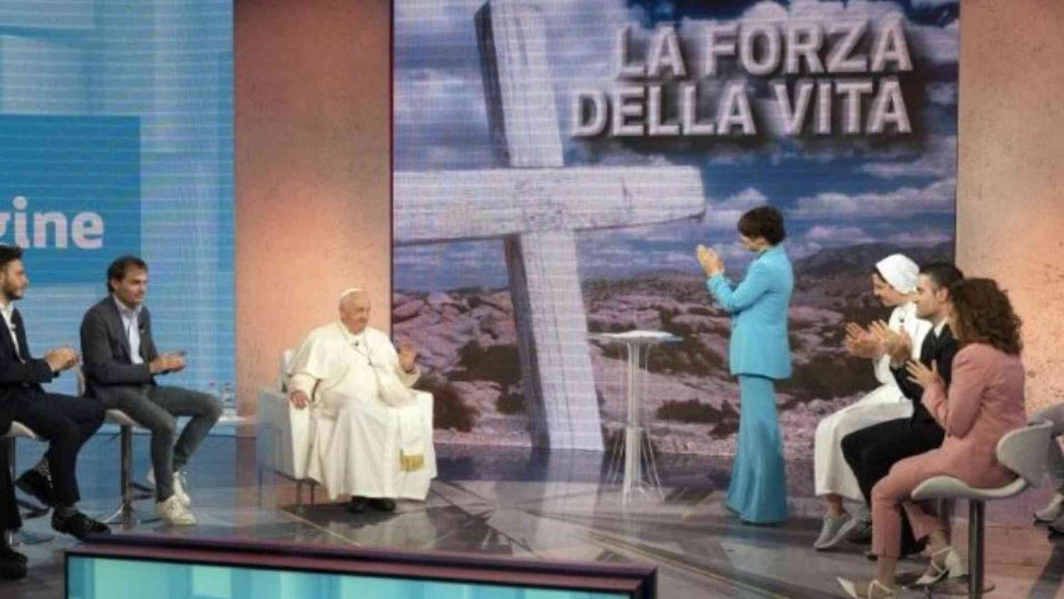 Il Papa in sede Rai: «Con la pace si guadagna. Attenti alle apparizioni mariane»