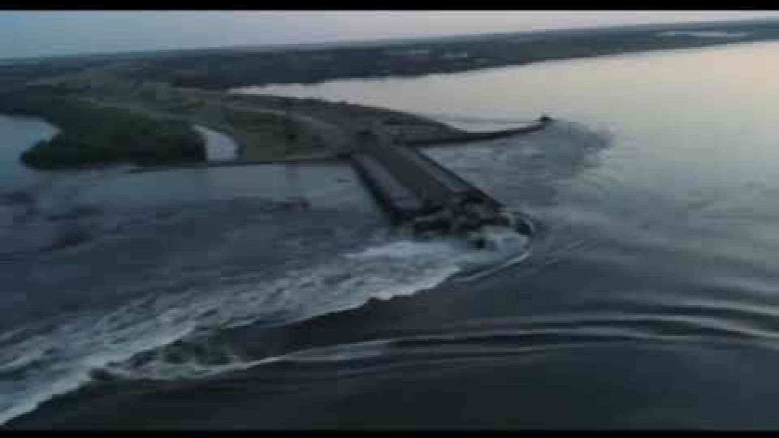 Distrutta una diga a Kherson, rischio inondazioni