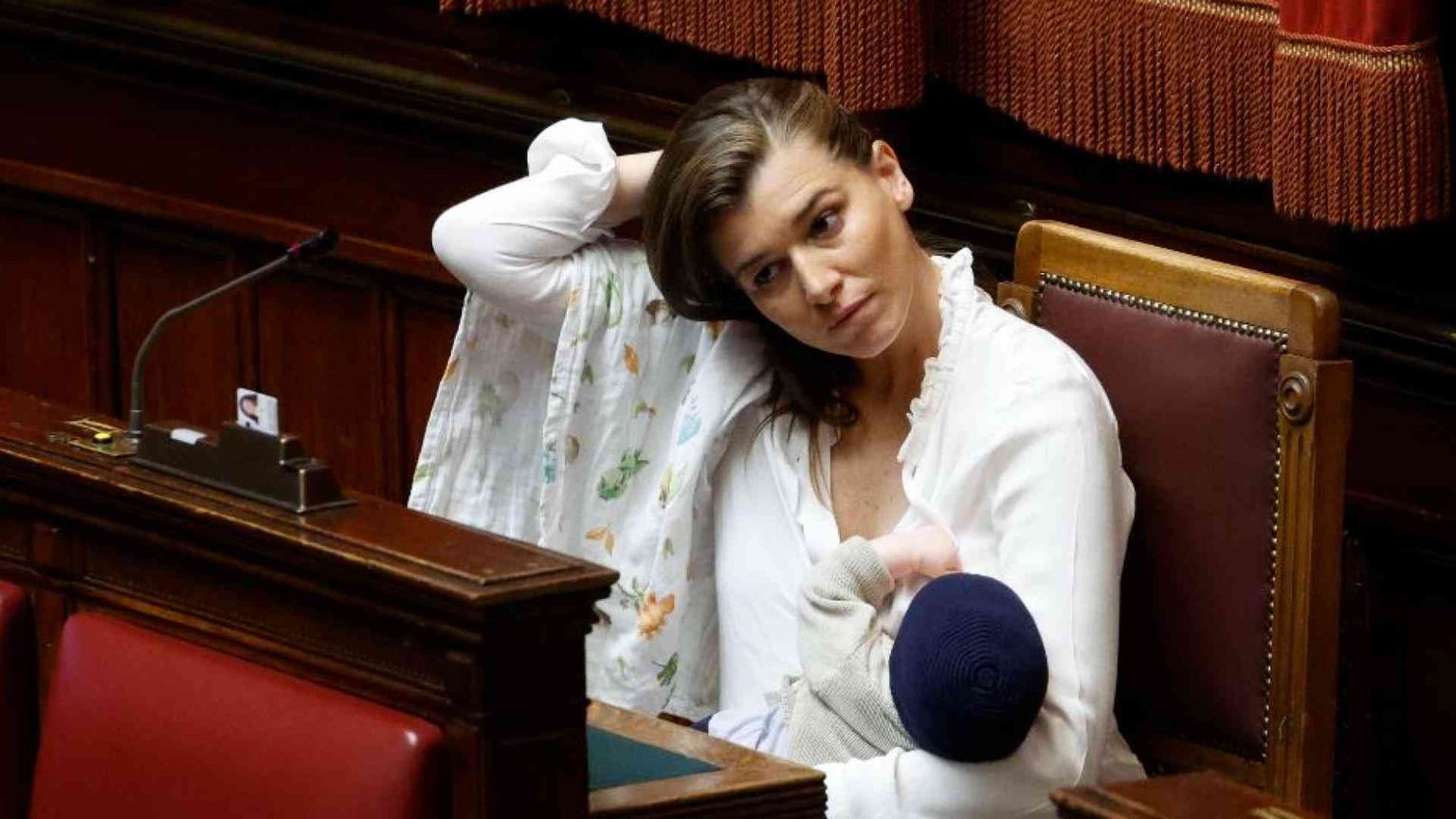 Gilda Sportiello prima deputata ad allattare in Aula. «Giorno storico»