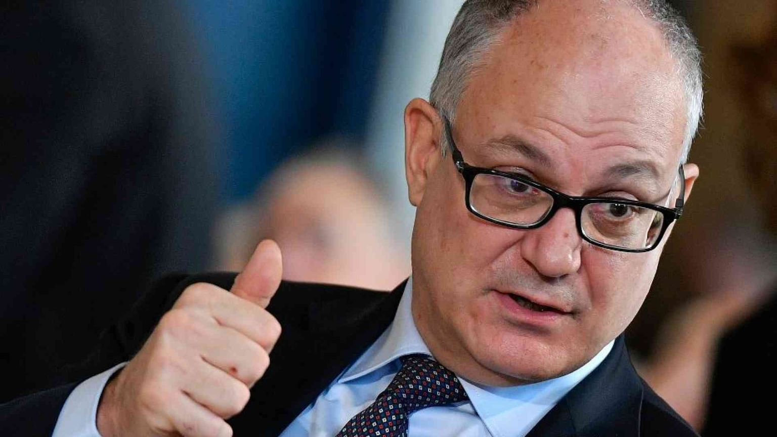 Gualtieri trascrive due atti di nascita esteri di figli di due mamme