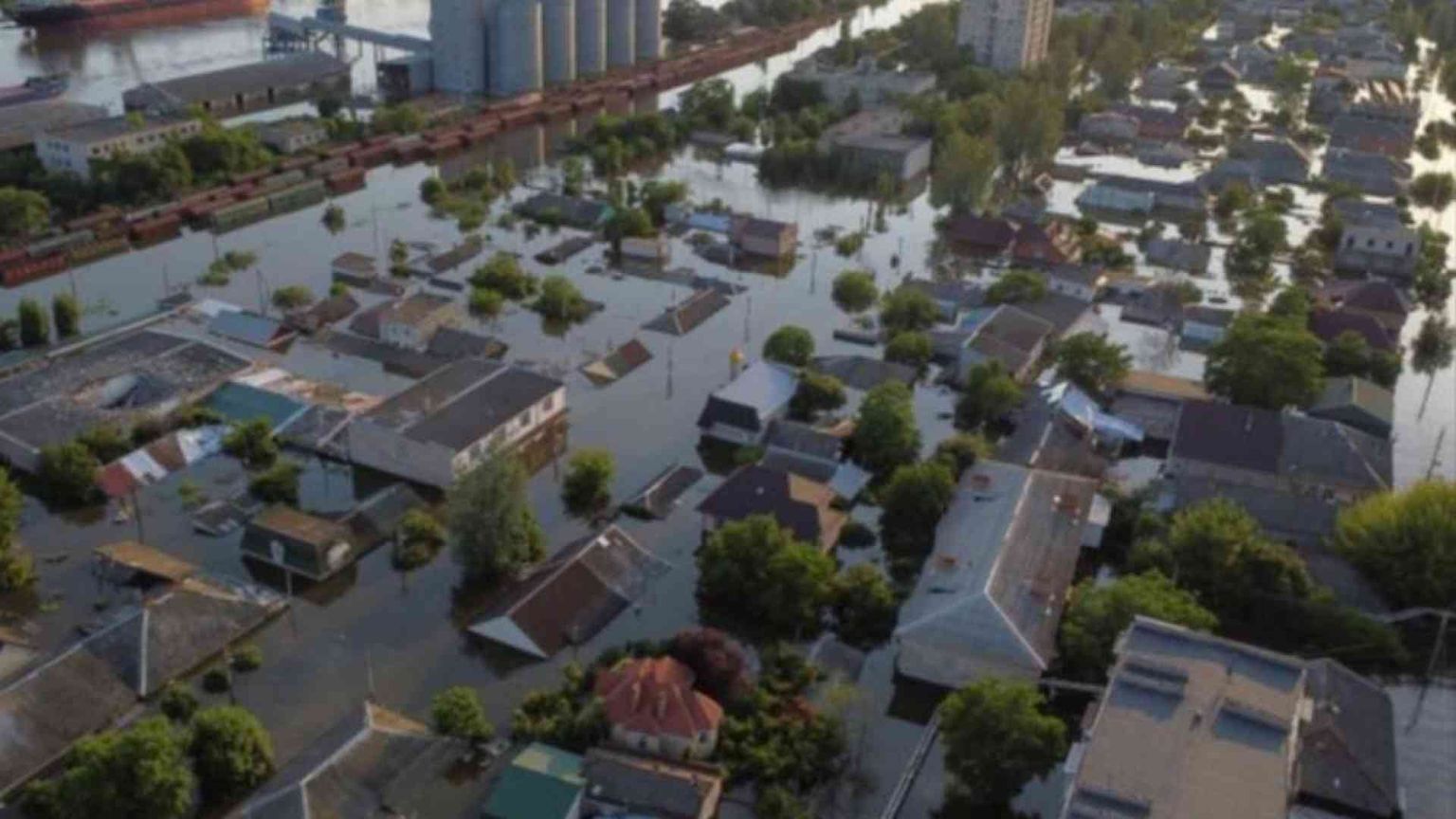 Kherson, la genta resta sott’acqua. Kiev e Mosca si scaricano la responsabilità