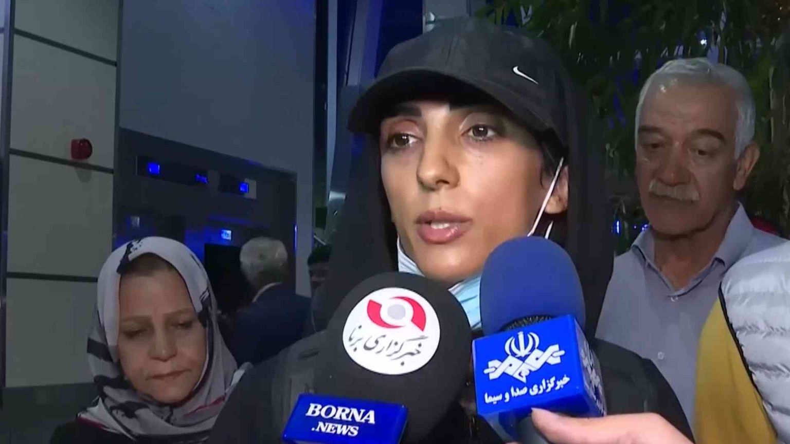 Torna in gara a capo coperto la scalatrice che rifiutò il velo