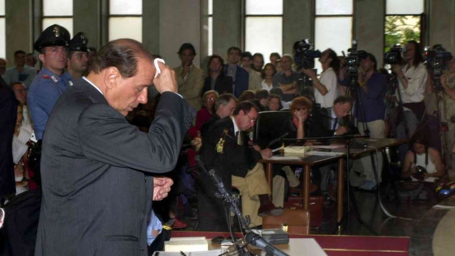 Il Cavaliere e il braccio di ferro infinito con la magistratura