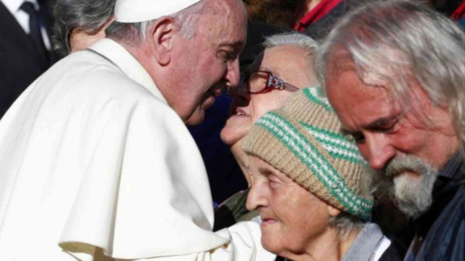 Il Papa: non immagini commuoventi ma persone