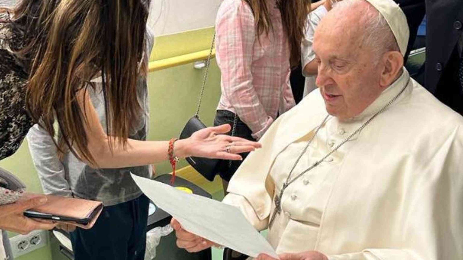 Francesco sarà dimesso domani. Le foto della visita ai piccoli oncologici