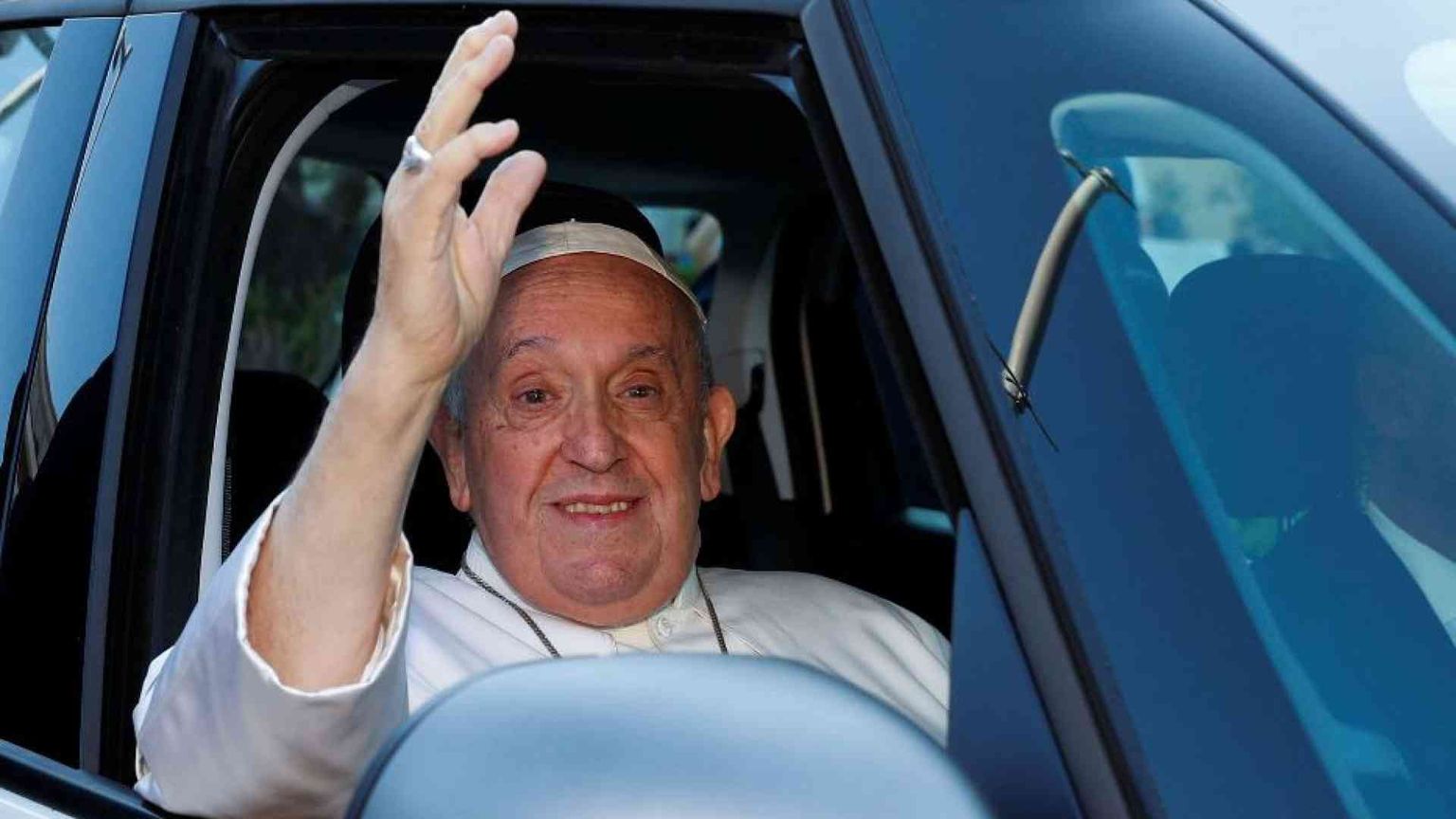 Papa Francesco ha lasciato l'ospedale Gemelli: «Ancora vivo» / Foto