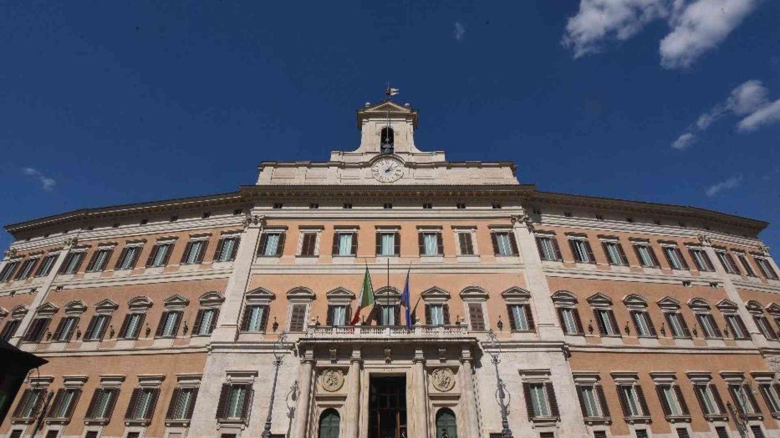 Maternità surrogata, il “reato universale” verso il voto