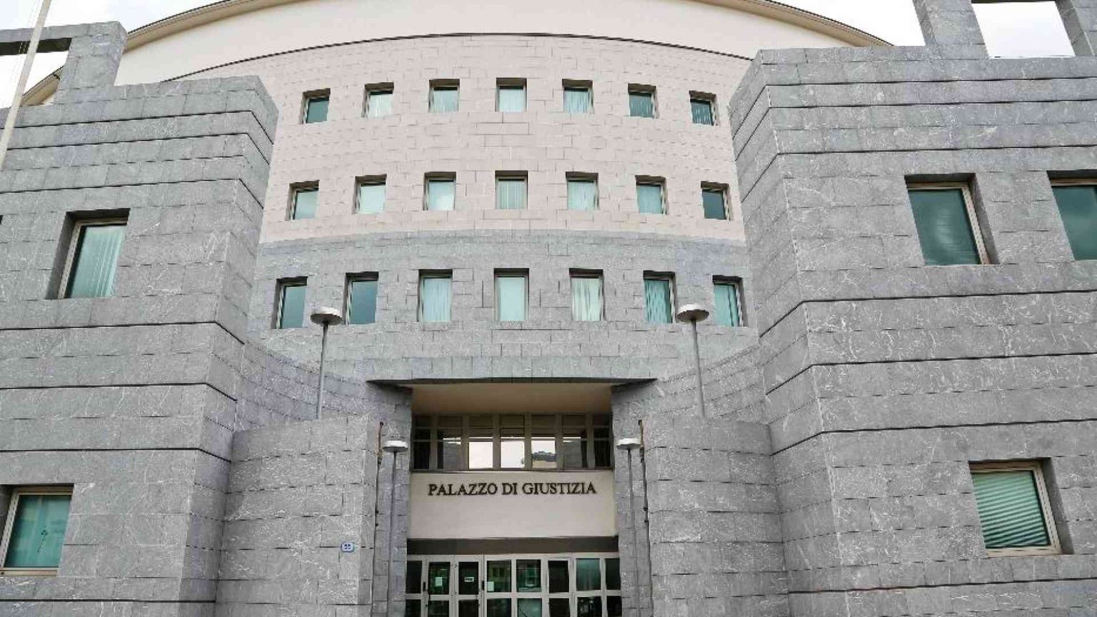 La procura di Padova fissa un paletto: «Non si può essere figli di due donne»