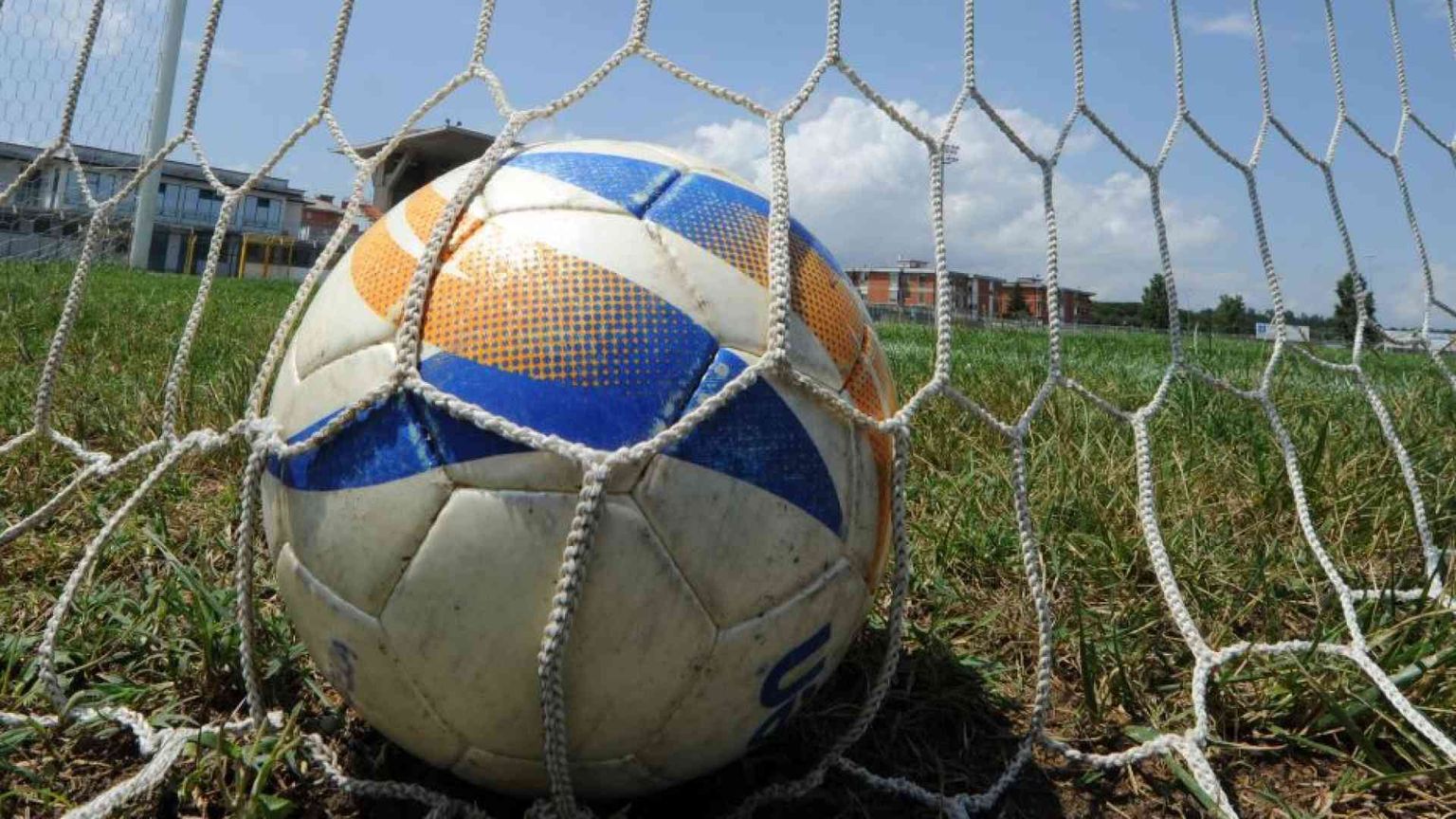 Tenta di placare rissa tra genitori, picchiato perde un rene