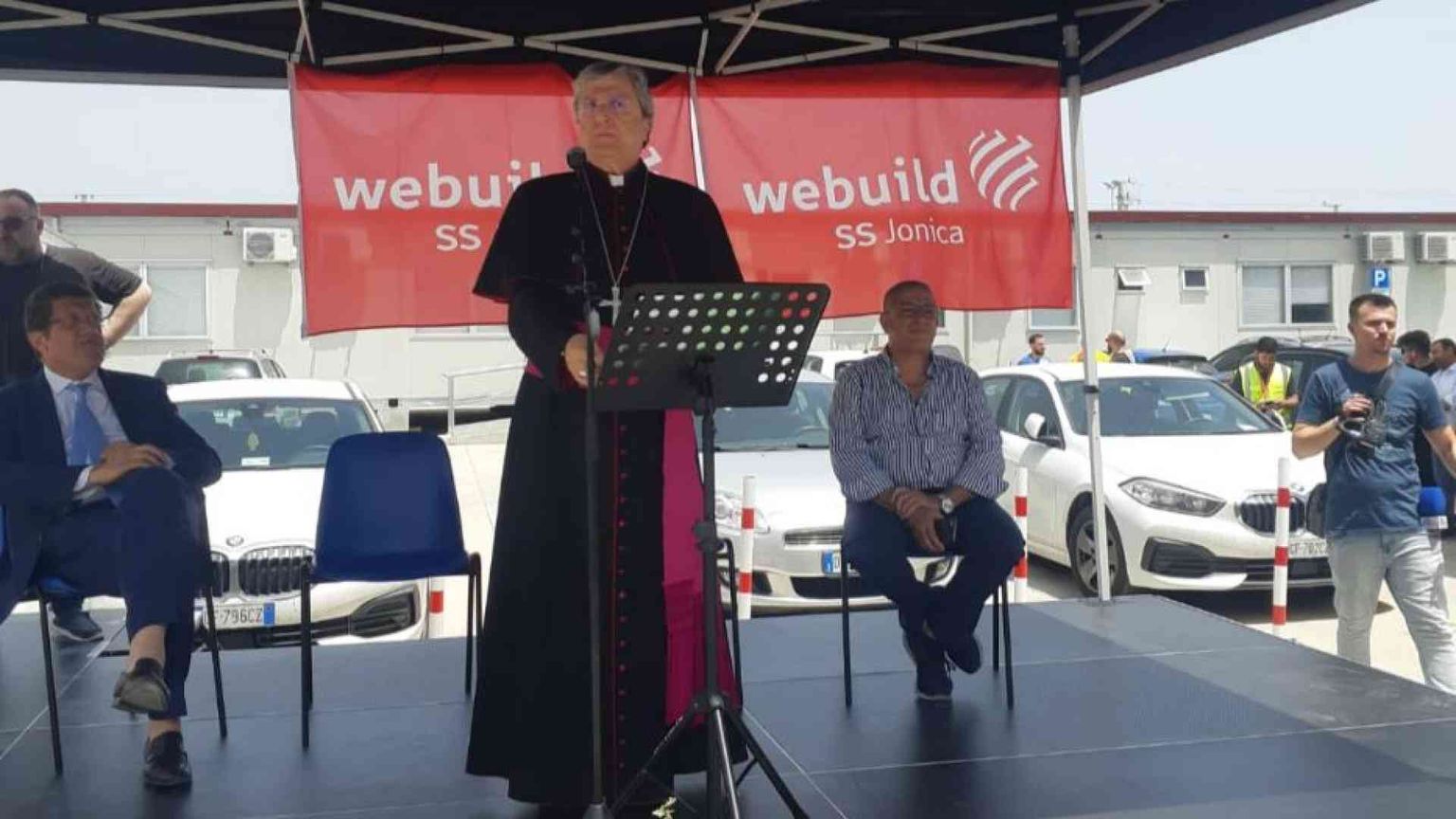 Il vescovo di Cassano nel cantiere. «La Chiesa è dalla vostra parte»