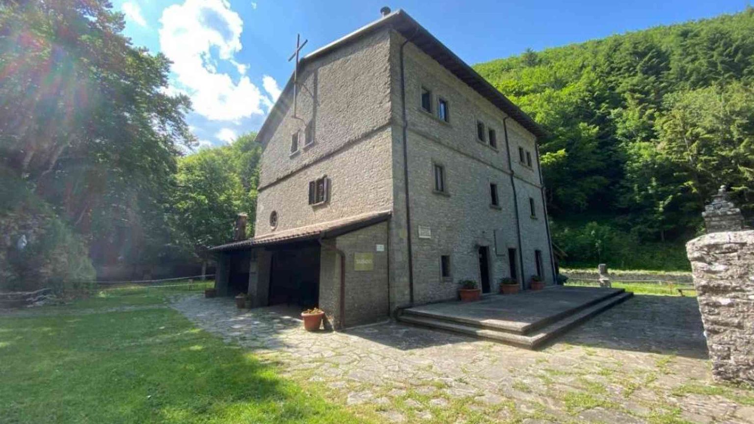 Diventa prete l'eremita che ha scelto di vivere senza telefono e Internet