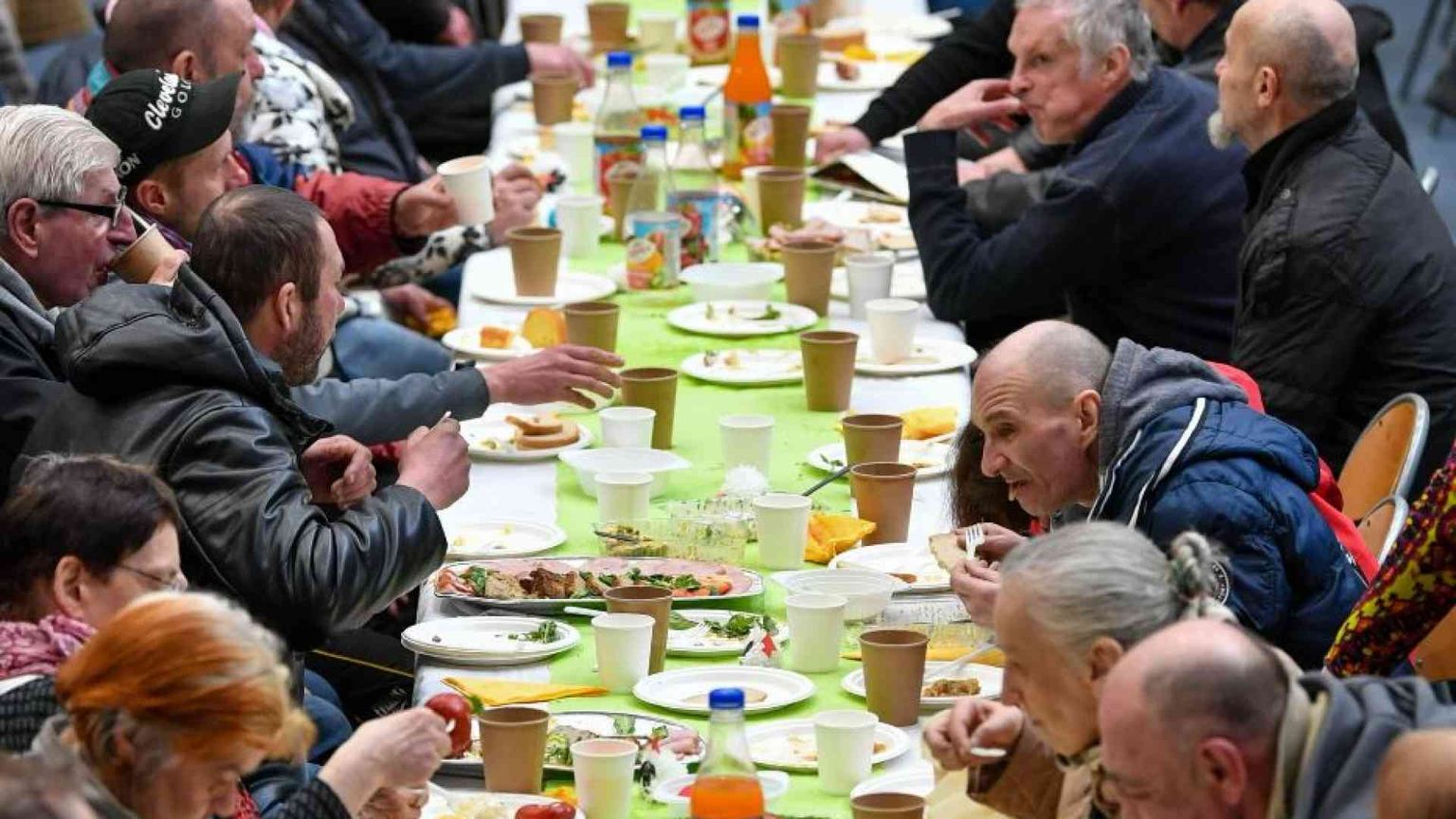 Si allungano le file (+12%) ai centri della Caritas: più poveri in Italia