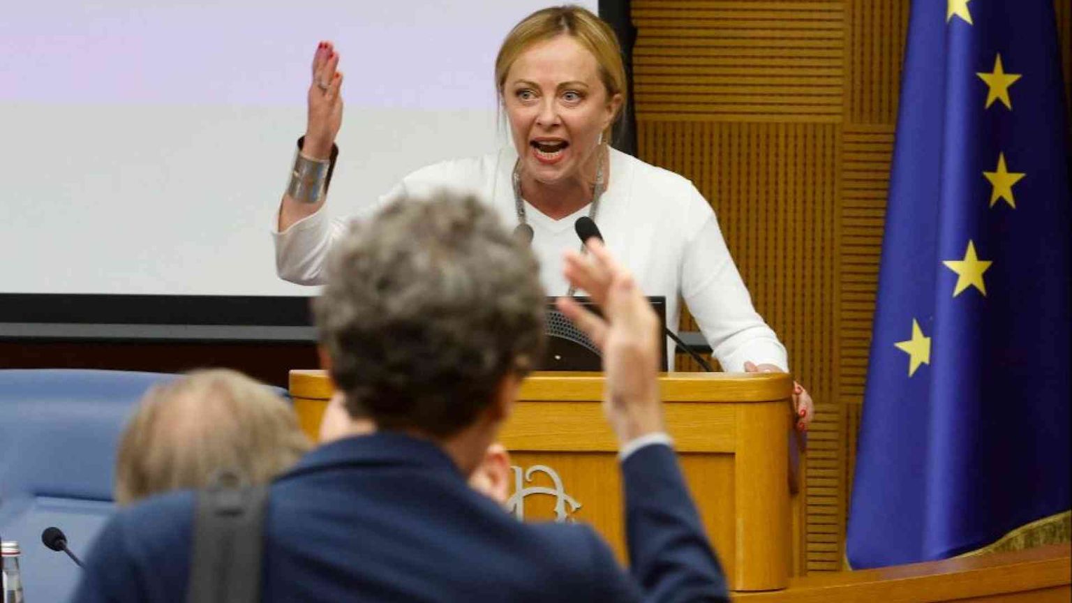 Cannabis legale e serie tv: cosa c'è dietro la contestazione a Meloni