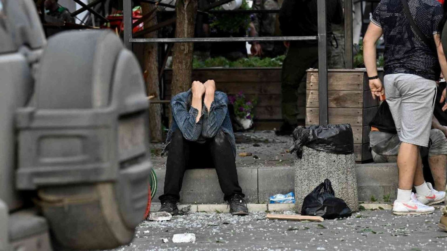 La strage di civili a Kramatorsk: 11 morti, tra loro due gemelle di 14 anni