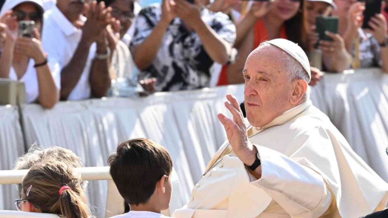 Il Papa: «Non c’è santità senza cura per i poveri. Troppi soldi per le armi»