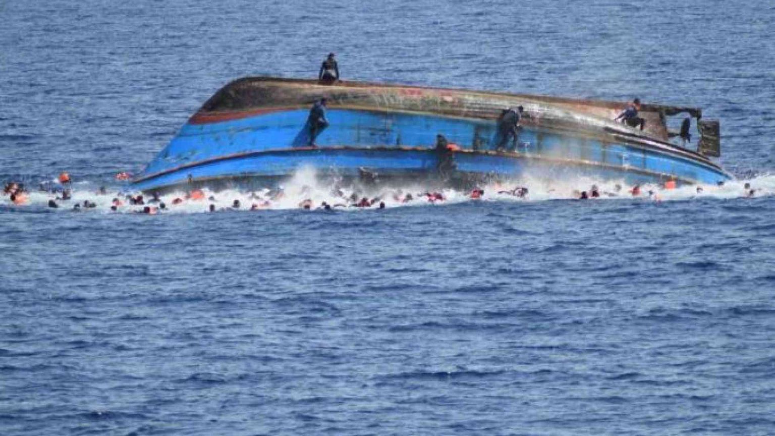 Nel giorno della strage di Cutro un altro naufragio fantasma: decine di morti