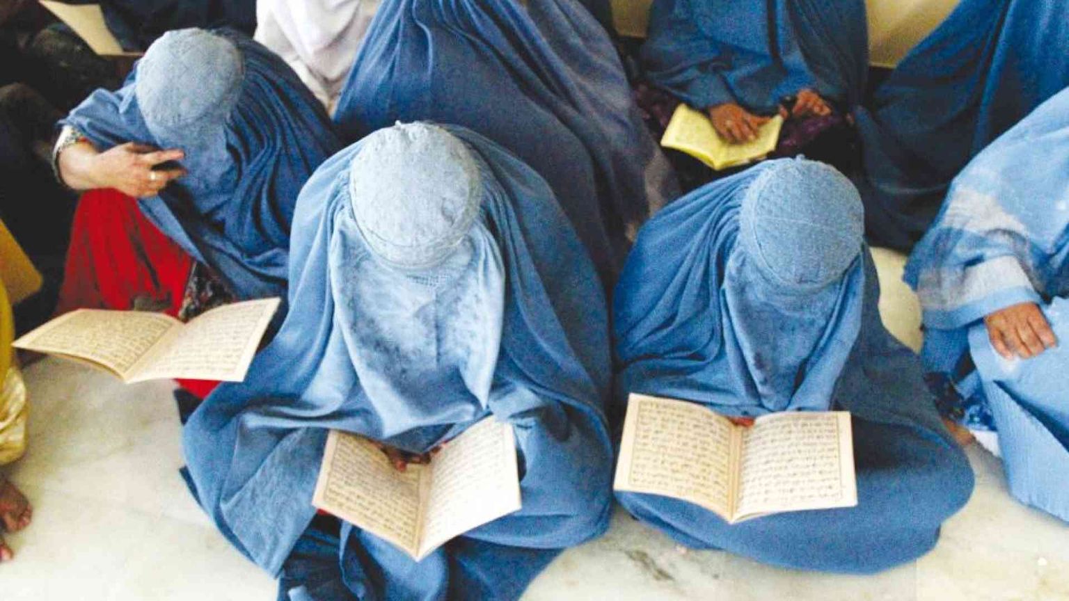 Sotto i taleban lezioni alle donne della scuola «che non c'è»