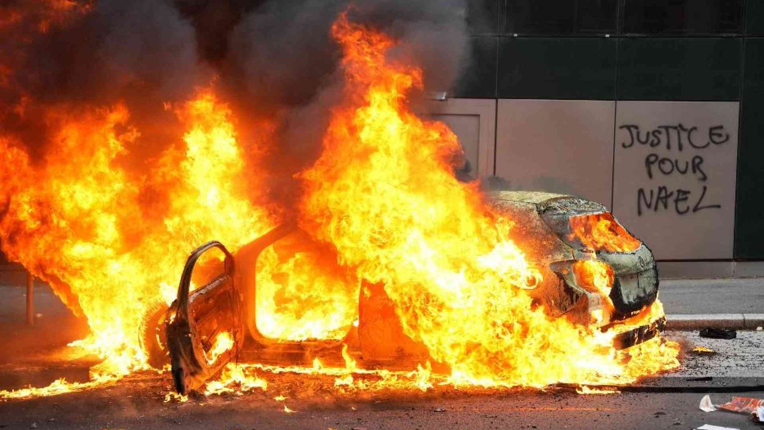 Francia, nelle banlieue la guerriglia dei ragazzi