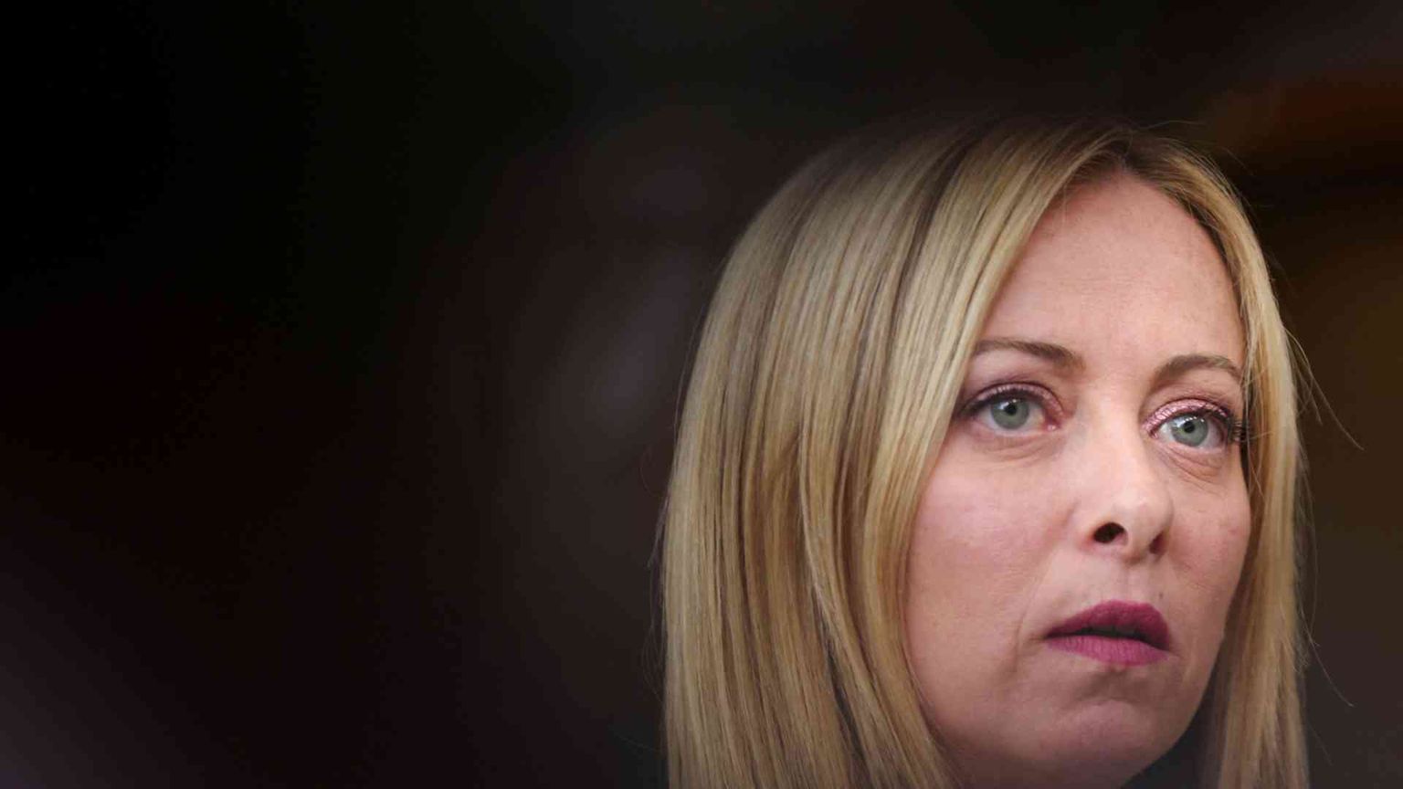 Le grandi manovre di Meloni per sedersi al tavolo di chi decide