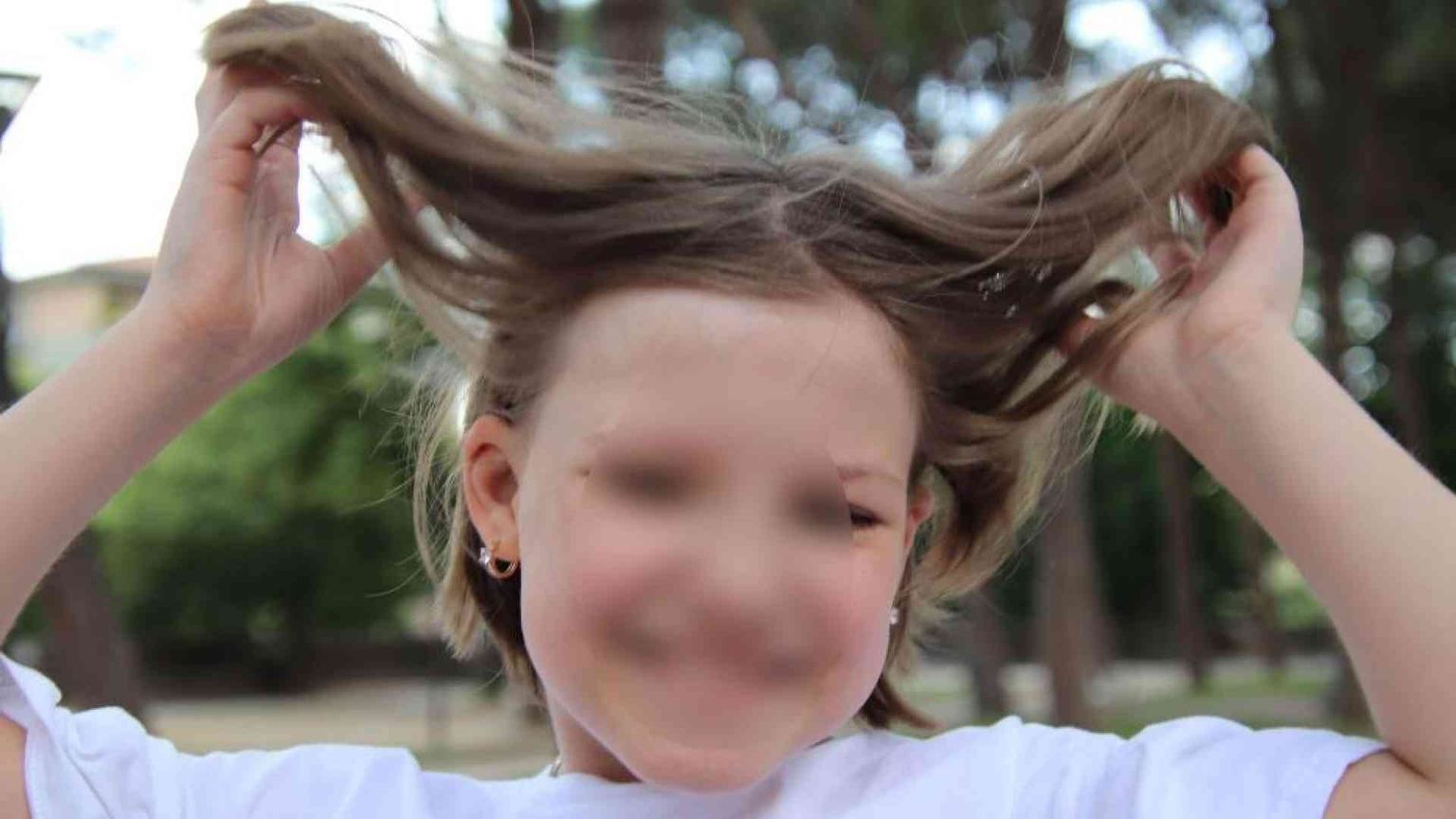 A nove anni Zlata rinuncia ai capelli per aiutare la resistenza ucraina