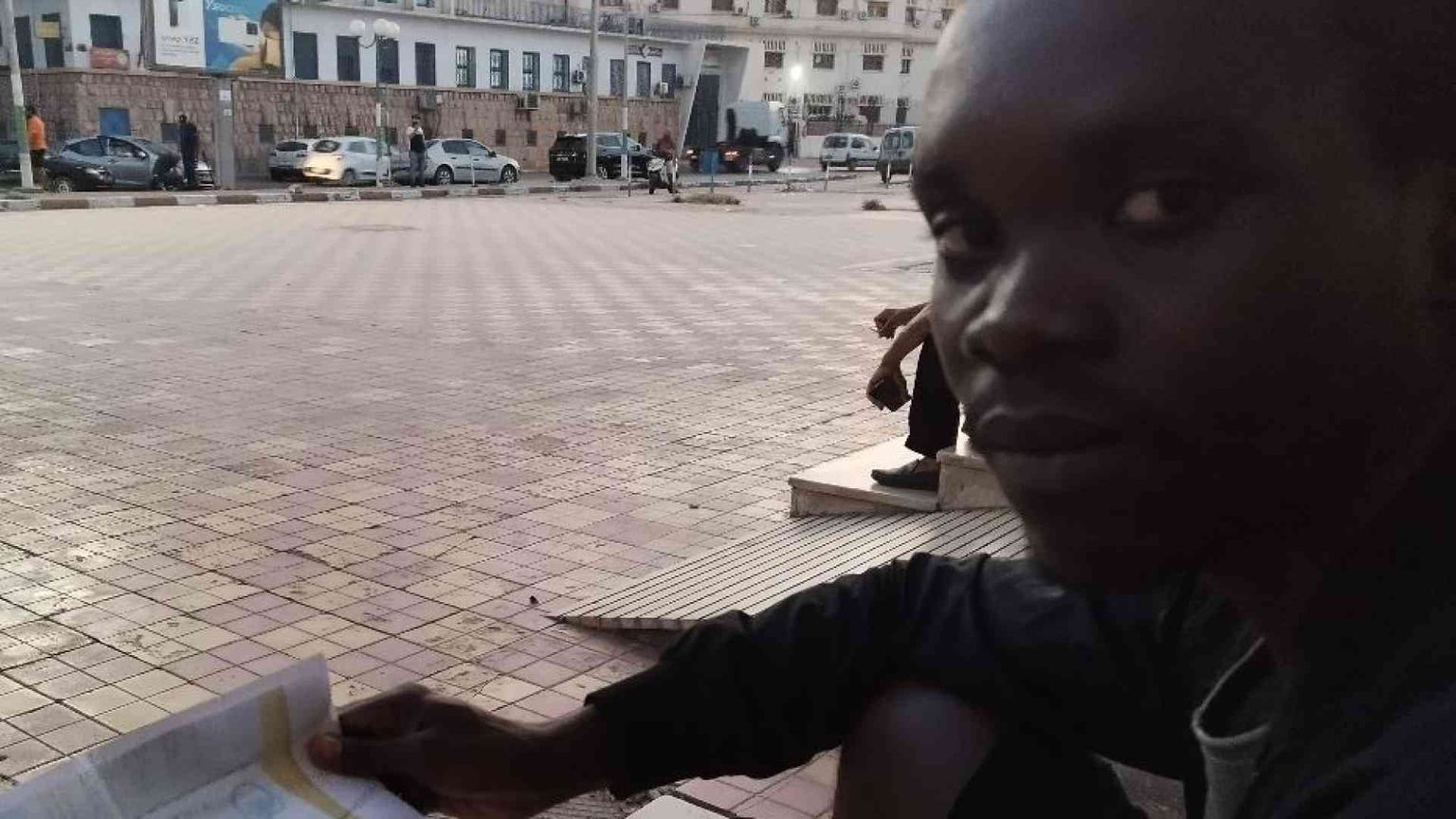 Sfax, la grande fuga dei profughi «Vogliono portarci tutti in Libia»