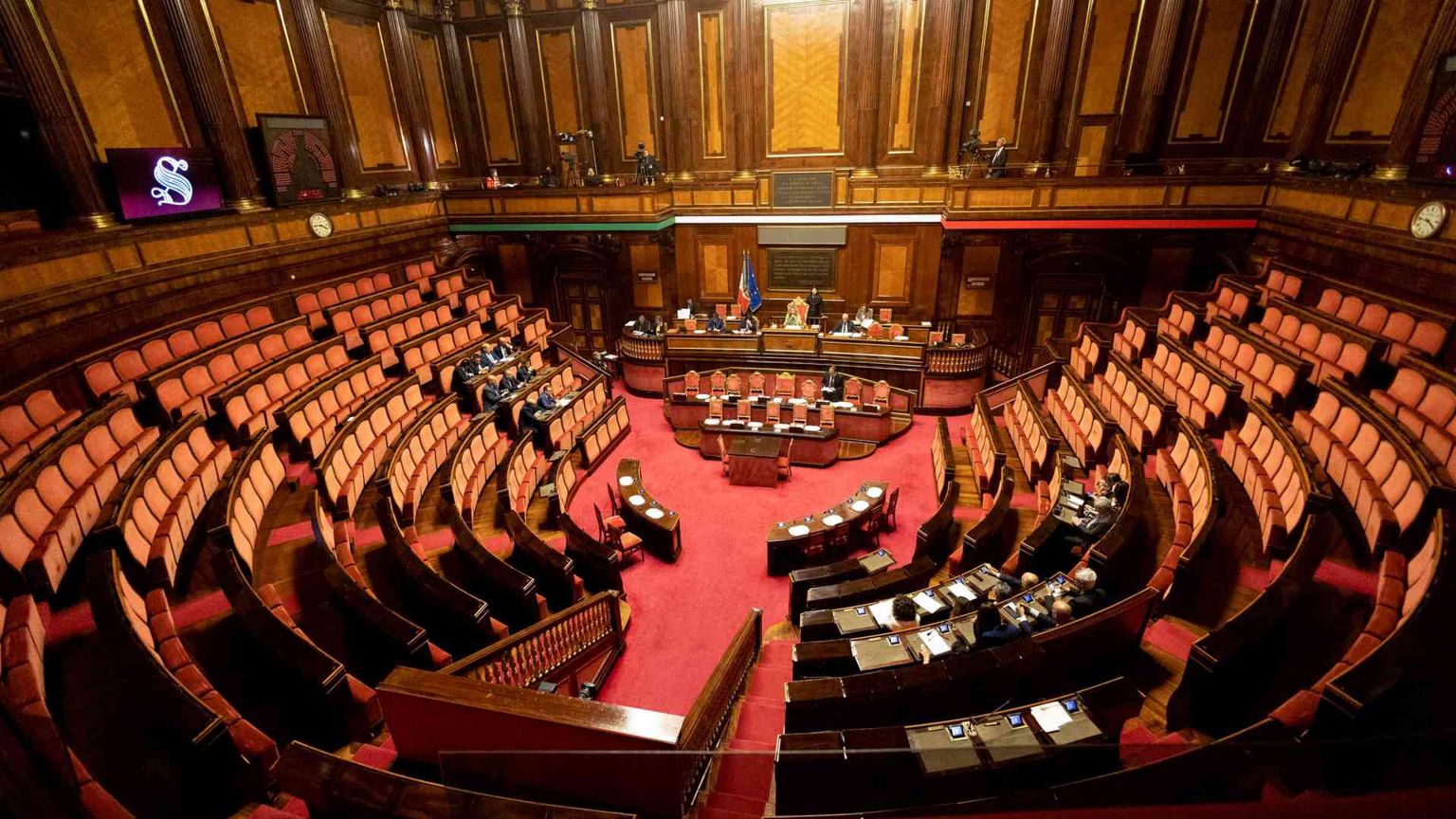 Stop al taglio dei vitalizi per i senatori, è polemica