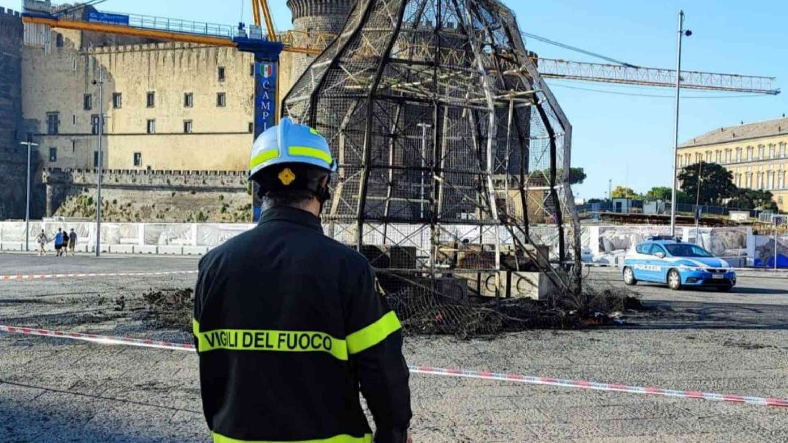 Distrutta da un incendio la "Venere degli stracci". Fermato un senza dimora