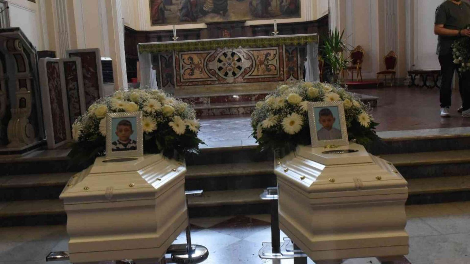 I funerali dei fratellini annegati, il vescovo: perché così poca gente?
