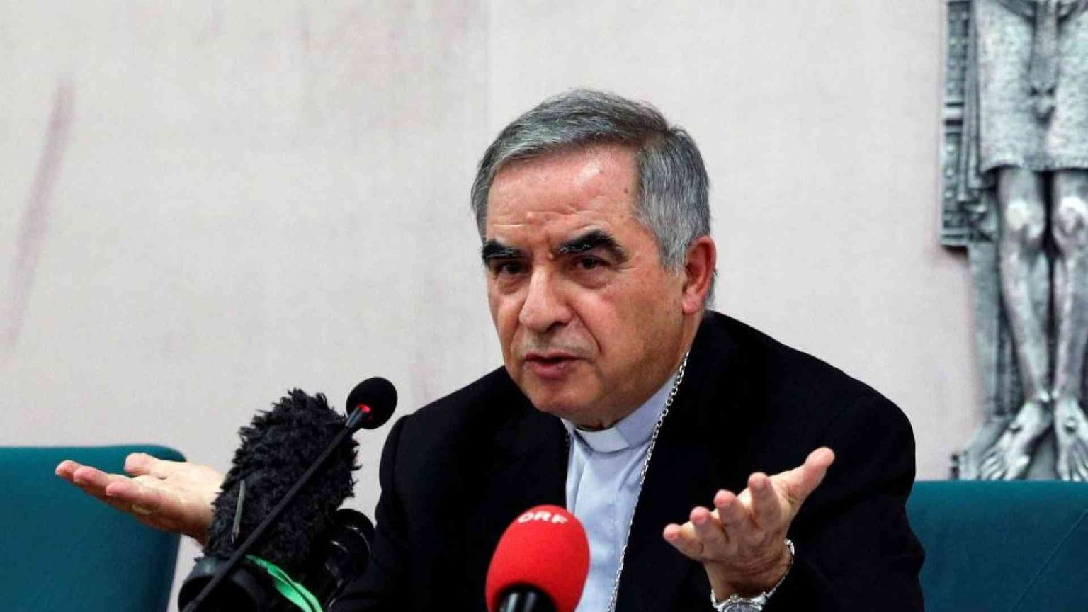 Becciu, ancora scontro accusa-difesa