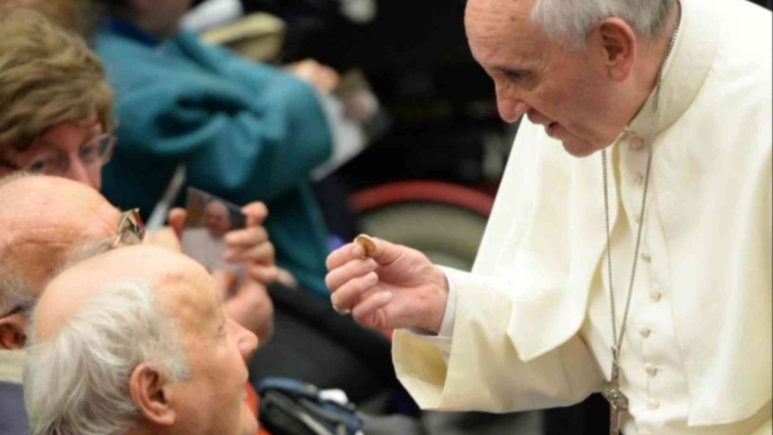 Nonni, abbiamo bisogno di voi. La consegna degli anziani ai giovani della Gmg