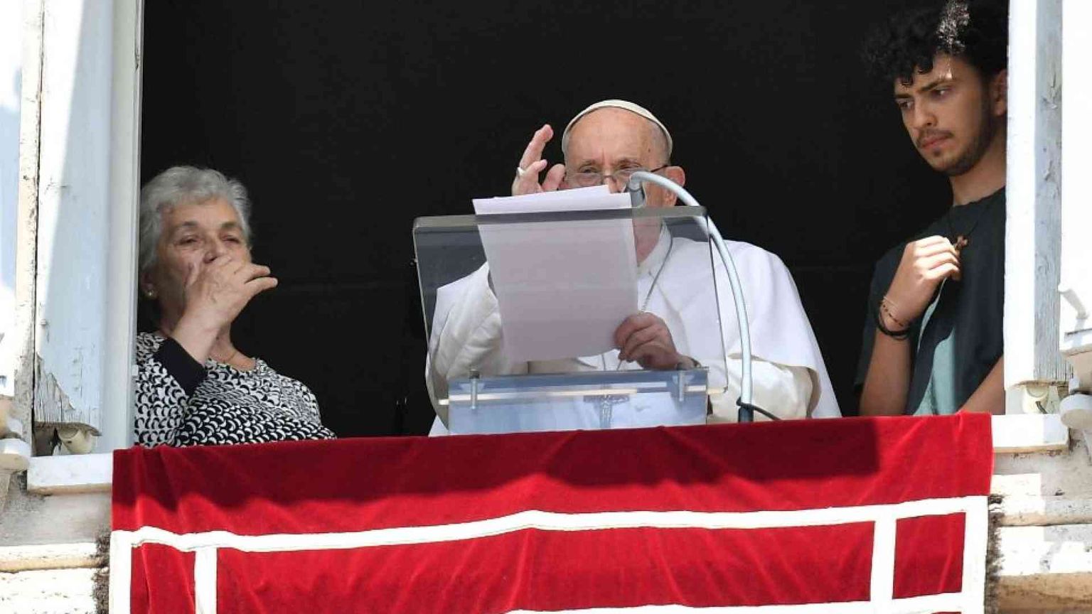 Il Papa prega la pace e per gli anziani. "Abbiate cura di loro"