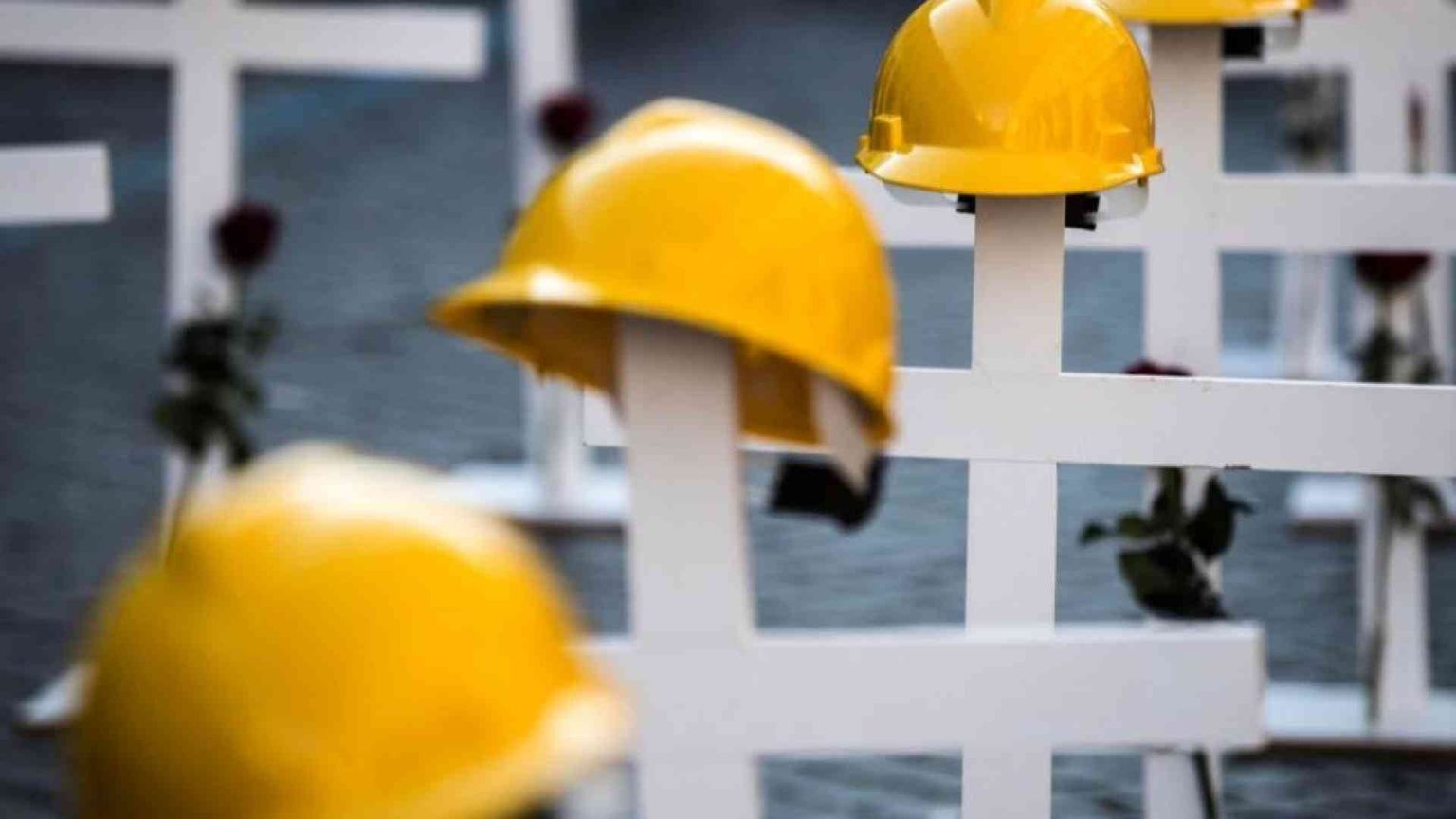 Morti sul lavoro in calo, forse nel 2023 saranno meno di mille. Ma sempre troppi