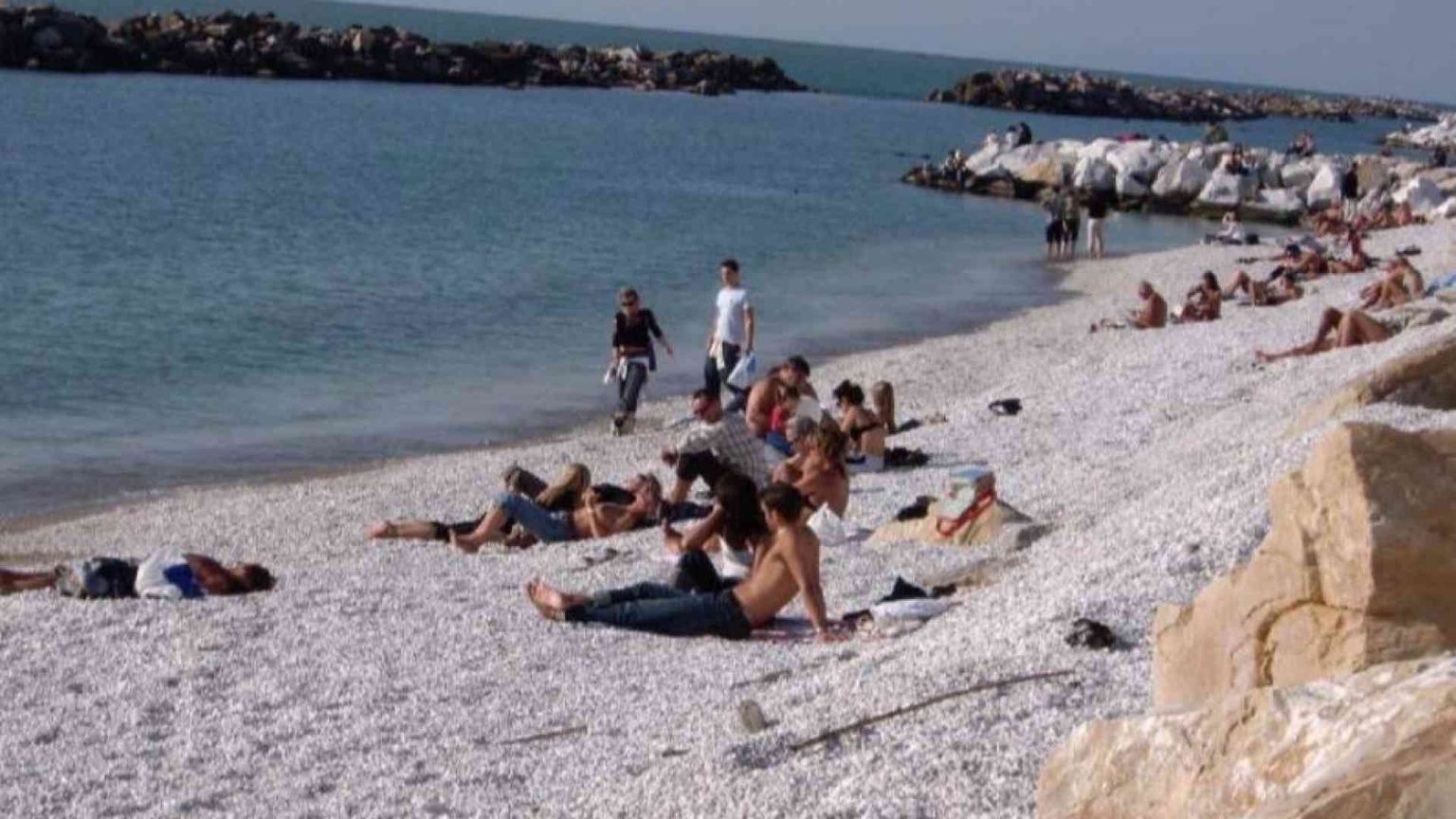 Le spiagge libere? Poche e sporche