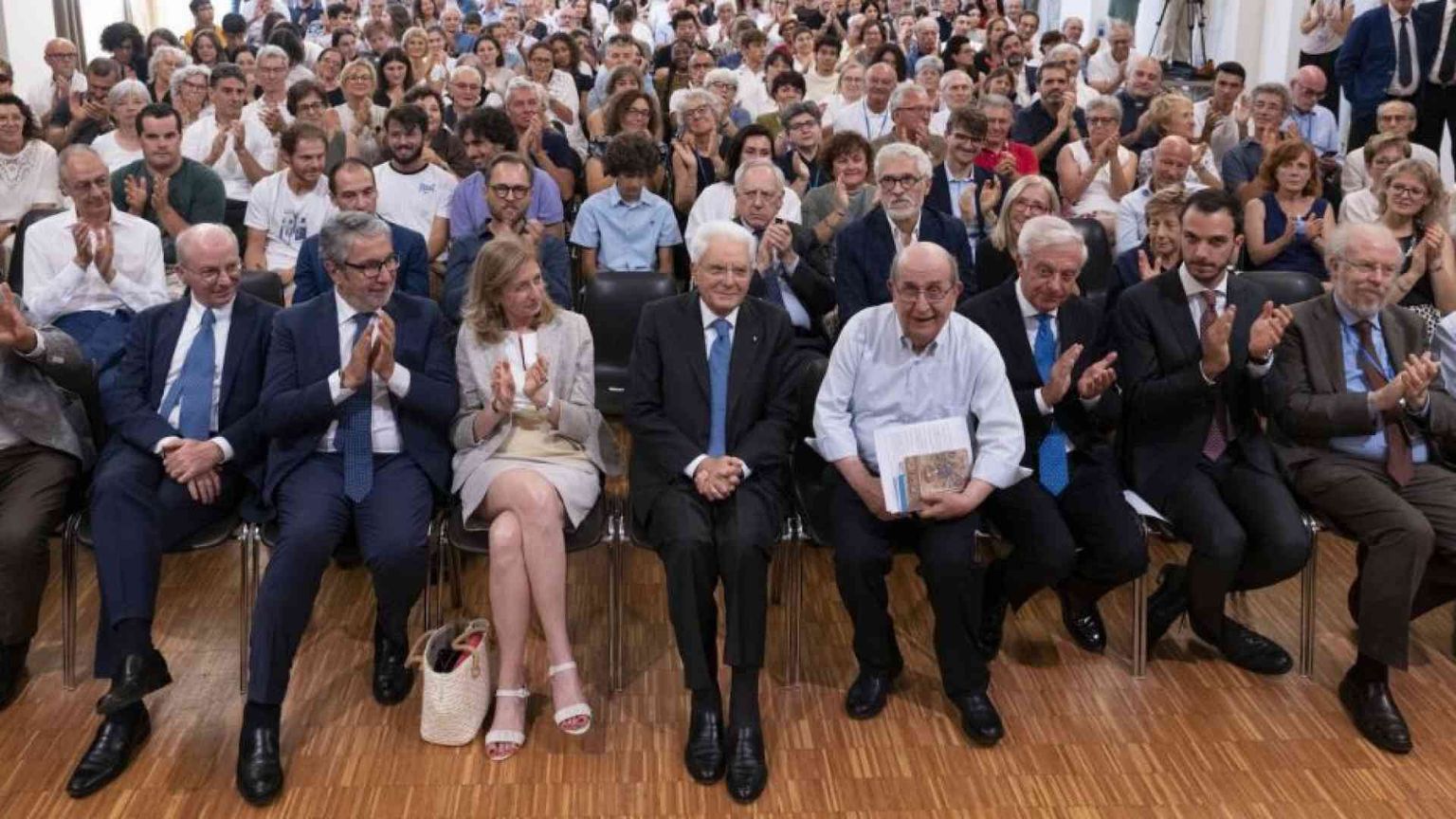 Mattarella all'Arsenale per i 40 anni del Sermig. «Ma come avete fatto?»