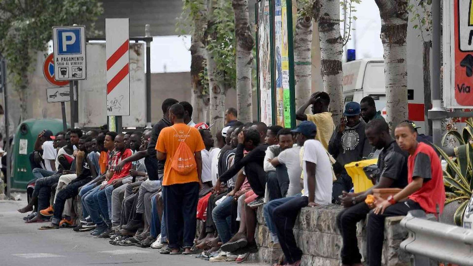 Vigilantes e respingimenti, guerre ai migranti in fuga dall'Italia