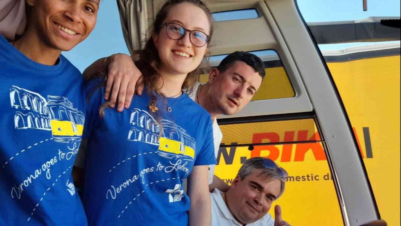 Il pullman lo guida il "don" (che ha preso la patente apposta)