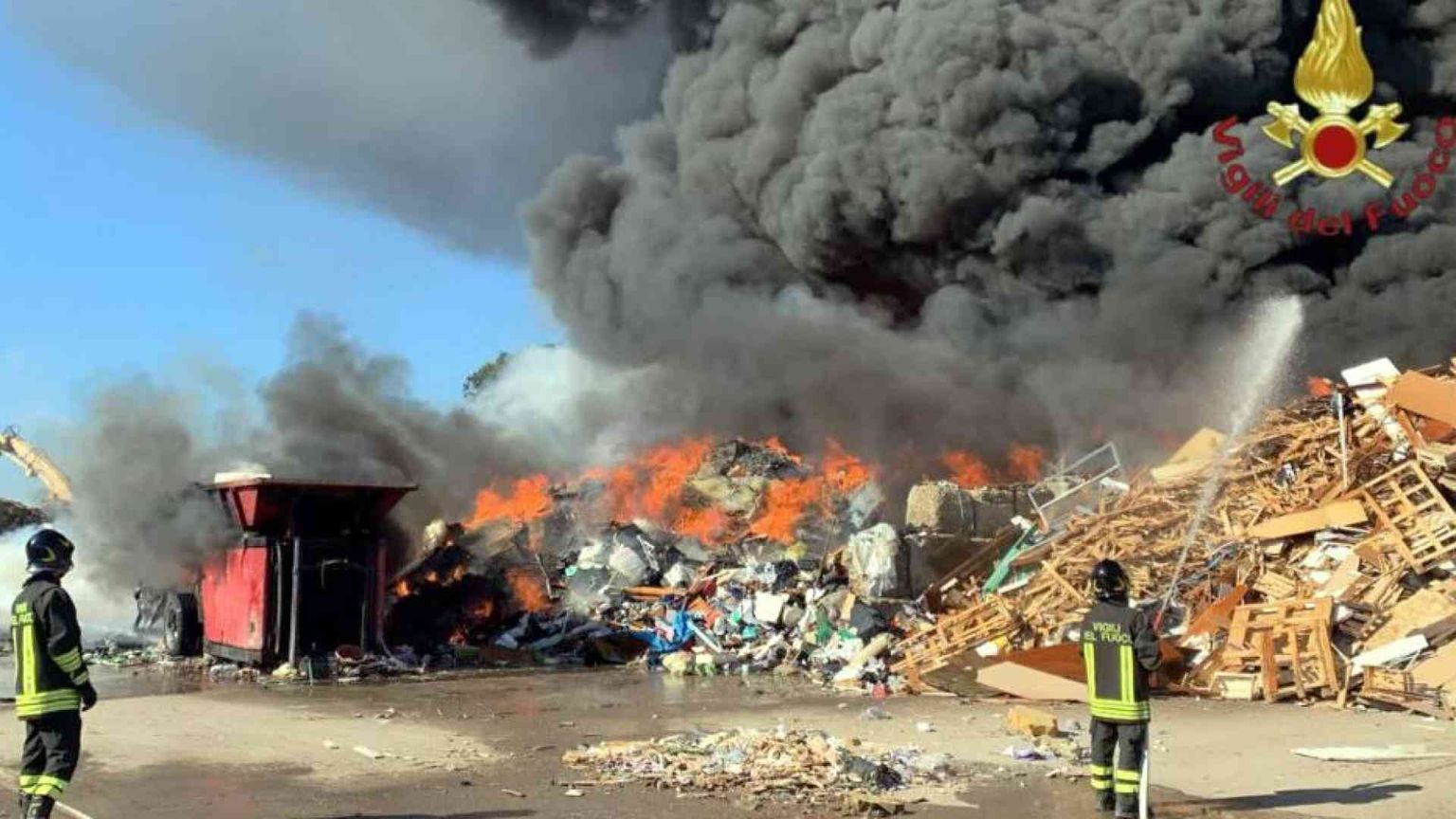 Diossina 20 volte oltre i limiti: «Finestre chiuse, restate a casa»