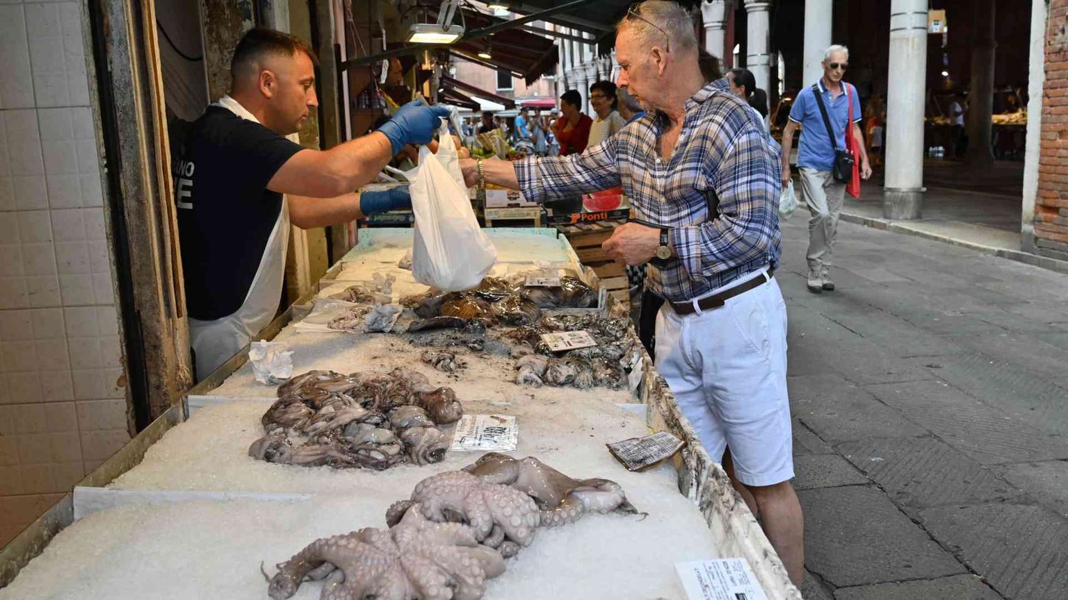 Da ottobre il carrello della spesa "anti-inflazione". Ma l'industria non ci sta
