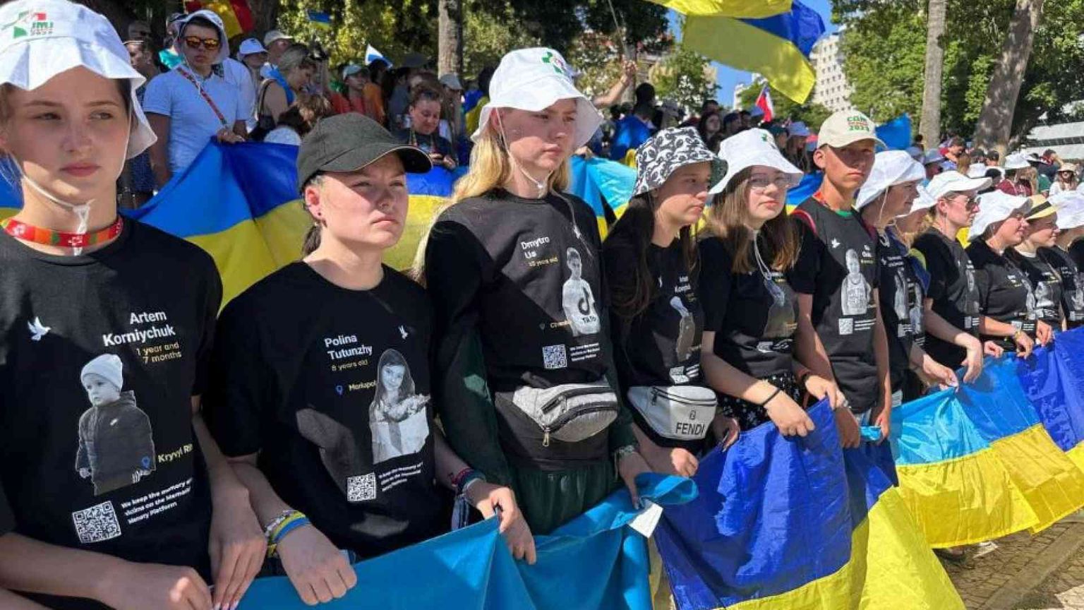 La Via Crucis dei giovani dell'Ucraina: sulle t-shirt i volti dei bambini uccisi