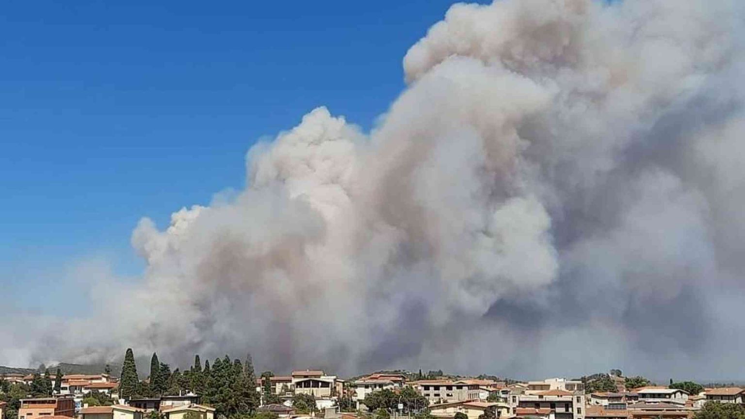 Brucia la costa nord-est della Sardegna, centinaia di evacuati