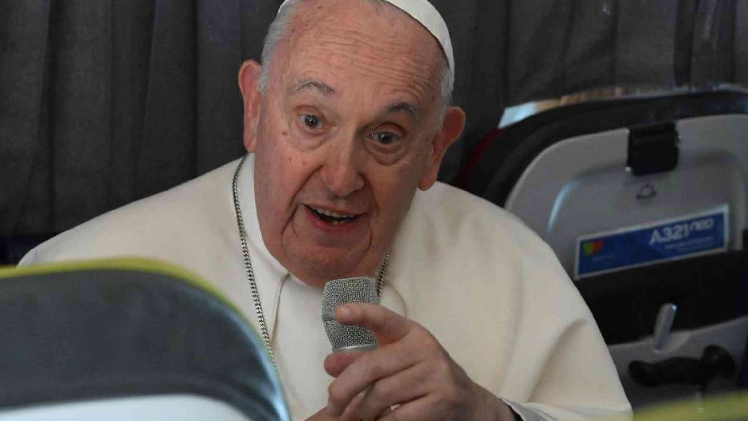 Il Papa: abusi sui minori sono «una peste». E il Nord Africa è un cimitero